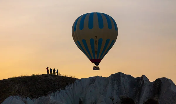 Hőlégballon Repülés Cappadocia Törökország Goreme Falu Hőlégballon Felvonulás — Stock Fotó