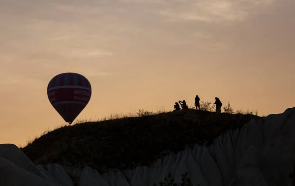 Volo Mongolfiera Sulla Cappadocia Turchia Villaggio Goreme Parata Mongolfiera — Foto Stock