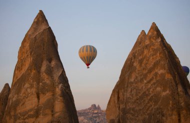 Sıcak hava balonu uçuşu Cappadocia, Türkiye, Goreme köyü, sıcak hava balonu geçidi