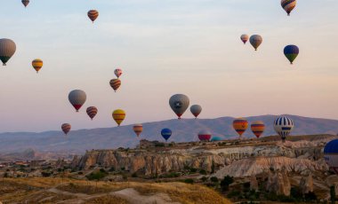 Sıcak hava balonu uçuşu Cappadocia, Türkiye, Goreme köyü, sıcak hava balonu geçidi