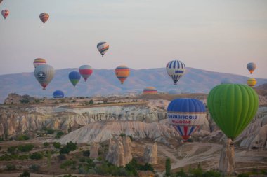 Sıcak hava balonu uçuşu Cappadocia, Türkiye, Goreme köyü, sıcak hava balonu geçidi