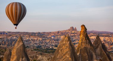 Sıcak hava balonu uçuşu Cappadocia, Türkiye, Goreme köyü, sıcak hava balonu geçidi