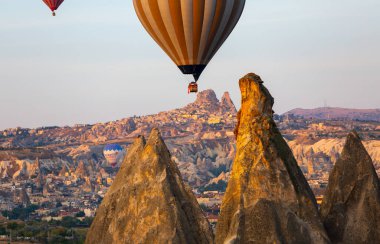 Sıcak hava balonu uçuşu Cappadocia, Türkiye, Goreme köyü, sıcak hava balonu geçidi