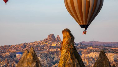 Sıcak hava balonu uçuşu Cappadocia, Türkiye, Goreme köyü, sıcak hava balonu geçidi