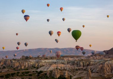 Sıcak hava balonu uçuşu Cappadocia, Türkiye, Goreme köyü, sıcak hava balonu geçidi