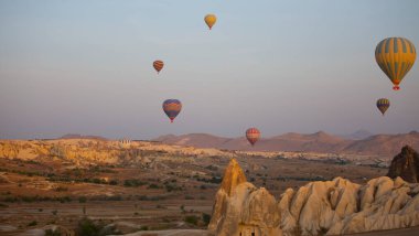 Sıcak hava balonu uçuşu Cappadocia, Türkiye, Goreme köyü, sıcak hava balonu geçidi
