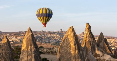 Sıcak hava balonu uçuşu Cappadocia, Türkiye, Goreme köyü, sıcak hava balonu geçidi