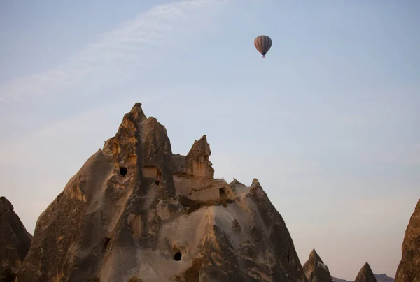 Voo Balão Quente Sobre Capadócia Turquia Aldeia Goreme Desfile Balão — Fotografia de Stock