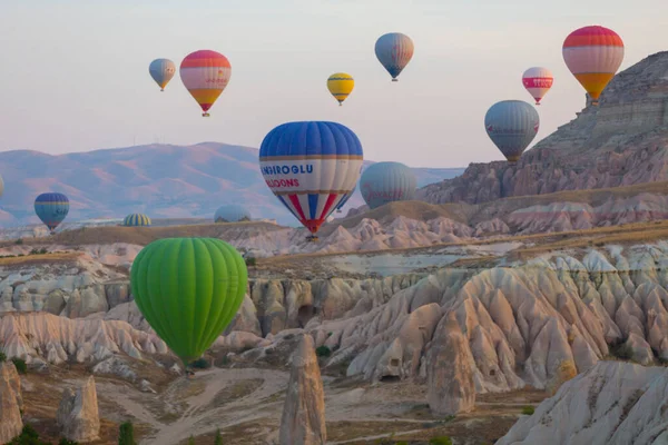 カッパドキア トルコ ゴーメ村上空の熱気球飛行 熱気球パレード — ストック写真