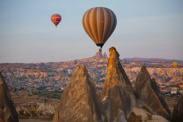 Πτήση Αερόστατου Θερμού Αέρα Πάνω Από Καππαδοκία Τουρκία Χωριό Goreme — Φωτογραφία Αρχείου