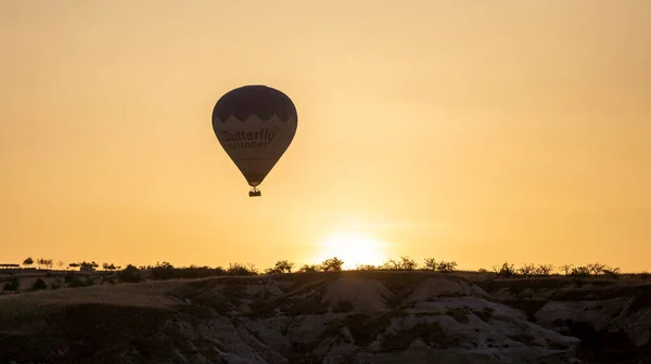 Hőlégballon Repülés Cappadocia Törökország Goreme Falu Hőlégballon Felvonulás — Stock Fotó