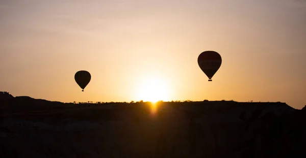 Hőlégballon Repülés Cappadocia Törökország Goreme Falu Hőlégballon Felvonulás — Stock Fotó