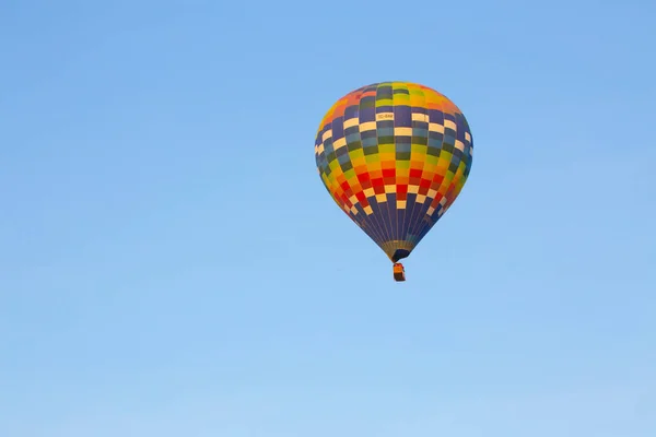 热气球飞越土耳其Cappadocia Goreme村 热气球游行 — 图库照片