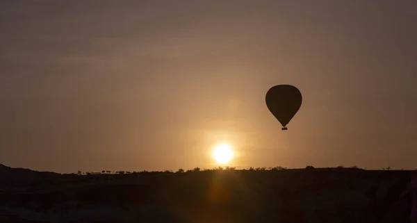 Hőlégballon Repülés Cappadocia Törökország Goreme Falu Hőlégballon Felvonulás — Stock Fotó