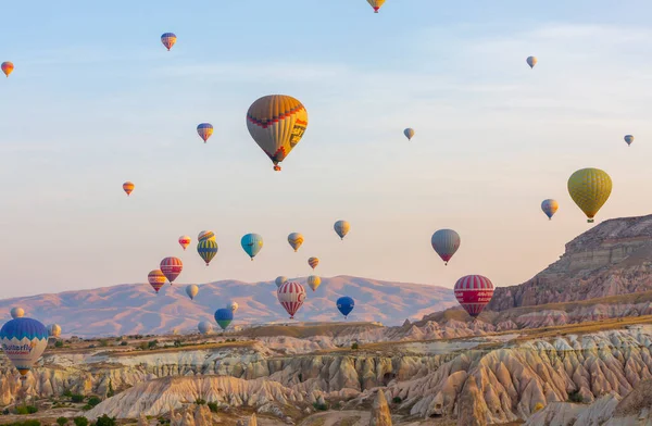 Vol Montgolfière Dessus Cappadoce Turquie Village Goreme Défilé Montgolfière — Photo