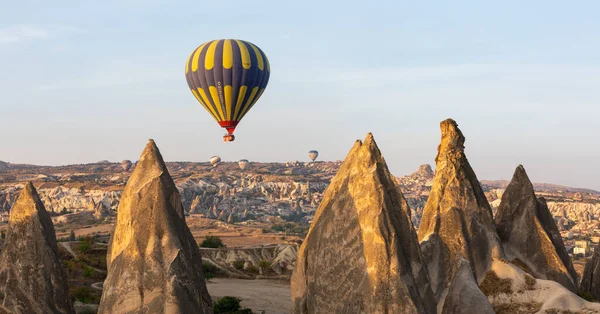 Sıcak hava balonu uçuşu Cappadocia, Türkiye, Goreme köyü, sıcak hava balonu geçidi