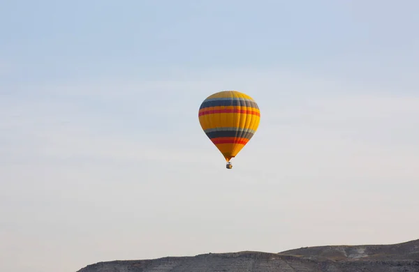 Vol Montgolfière Dessus Cappadoce Turquie Village Goreme Défilé Montgolfière — Photo