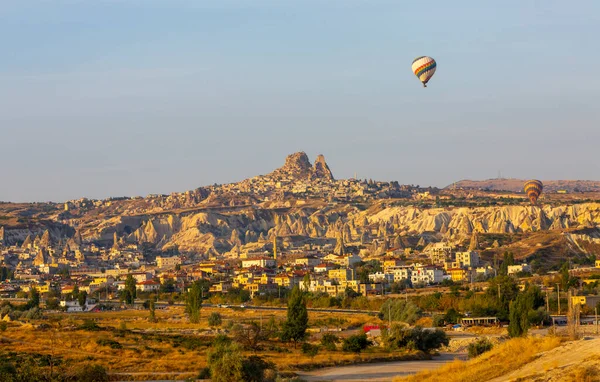 Horkovzdušný Balónek Nad Kappadocií Turecko Vesnice Goreme Horkovzdušný Balónek — Stock fotografie