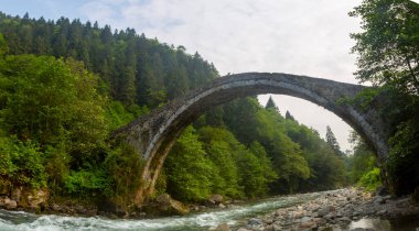 Geleneksel evler ve eski taş köprüler, Rize - Türkiye