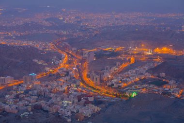 Gece yarısı Mekke sokaklarının hava görüntüsü.