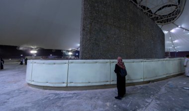Müslüman hacılar, Mina Suudi Arabistan 'daki duvar sütunlarından birinde (jamrah) 