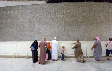Müslüman hacılar, Mina Suudi Arabistan 'daki duvar sütunlarından birinde (jamrah) 