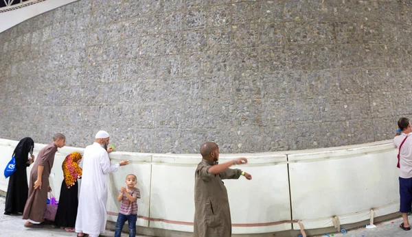 イスラム教徒の巡礼者は サウジアラビアのミナの壁柱 ジャムラ の一つで 悪魔の石 儀式を行うために歩きます ハッジを完成させる儀式の一つです — ストック写真