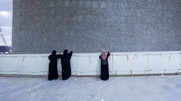 Muslimští Poutníci Chodí Provádět Rituál Kamenování Ďábla Jednom Nástěnných Pilířů — Stock fotografie