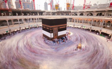 Kutsal Kabe, insanlar gün boyunca dolaşır, Mekke, Suudi Arabistan 'da uzun pozlama tekniğiyle fotoğraflanır.