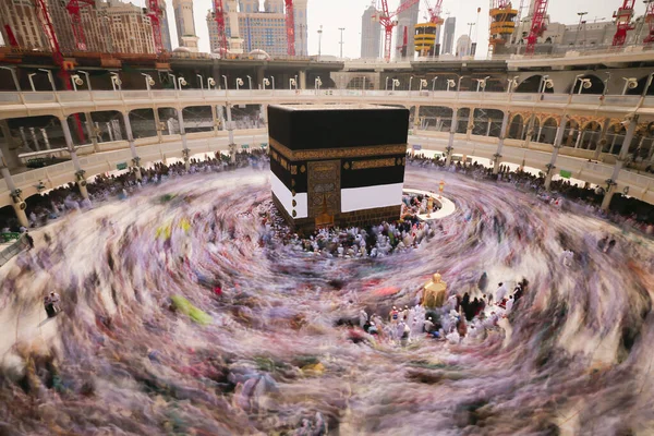 Άγιος Τόπος Kaaba Άνθρωποι Περιφέρονται Κατά Διάρκεια Της Ημέρας Φωτογραφήθηκαν — Φωτογραφία Αρχείου