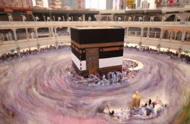 Kutsal Kabe, insanlar gün boyunca dolaşır, Mekke, Suudi Arabistan 'da uzun pozlama tekniğiyle fotoğraflanır.