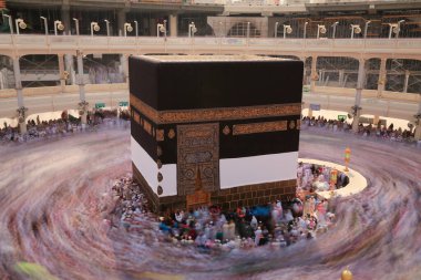 Kutsal Kabe, insanlar gün boyunca dolaşır, Mekke, Suudi Arabistan 'da uzun pozlama tekniğiyle fotoğraflanır.