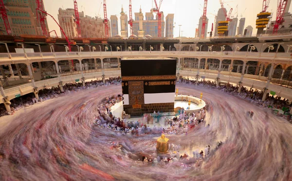 Άγιος Τόπος Kaaba Άνθρωποι Περιφέρονται Κατά Διάρκεια Της Ημέρας Φωτογραφήθηκαν — Φωτογραφία Αρχείου