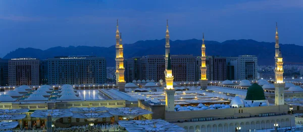サウジアラビアのアル マディナ ムナワラー メディナ 日没時のナワウィ グランド モスク — ストック写真