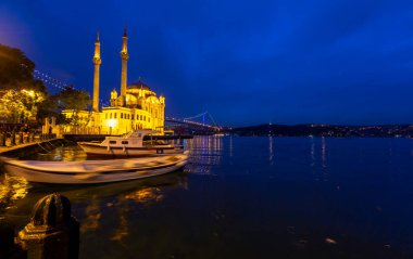 İstanbul. İstanbul 'da güneş doğarken Ortakoy Camii ile Boğaz Köprüsü' nün görüntüsü.