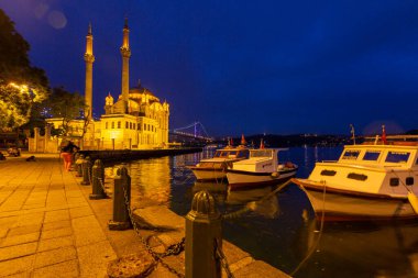 İstanbul. İstanbul 'da güneş doğarken Ortakoy Camii ile Boğaz Köprüsü' nün görüntüsü.