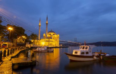 İstanbul. İstanbul 'da güneş doğarken Ortakoy Camii ile Boğaz Köprüsü' nün görüntüsü.