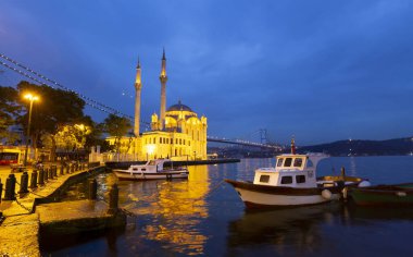 İstanbul. İstanbul 'da güneş doğarken Ortakoy Camii ile Boğaz Köprüsü' nün görüntüsü.