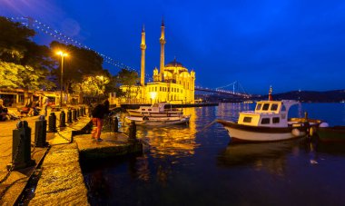İstanbul. İstanbul 'da güneş doğarken Ortakoy Camii ile Boğaz Köprüsü' nün görüntüsü.