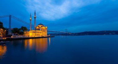 İstanbul. İstanbul 'da güneş doğarken Ortakoy Camii ile Boğaz Köprüsü' nün görüntüsü.