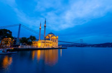 İstanbul. İstanbul 'da güneş doğarken Ortakoy Camii ile Boğaz Köprüsü' nün görüntüsü.