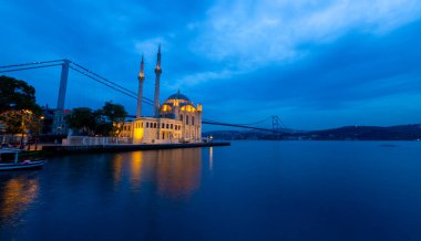 İstanbul. İstanbul 'da güneş doğarken Ortakoy Camii ile Boğaz Köprüsü' nün görüntüsü.