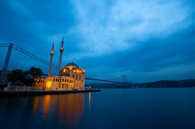 İstanbul. İstanbul 'da güneş doğarken Ortakoy Camii ile Boğaz Köprüsü' nün görüntüsü.