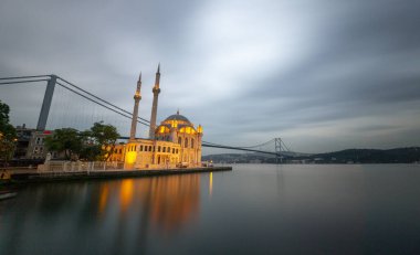 İstanbul. İstanbul 'da güneş doğarken Ortakoy Camii ile Boğaz Köprüsü' nün görüntüsü.