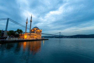 İstanbul. İstanbul 'da güneş doğarken Ortakoy Camii ile Boğaz Köprüsü' nün görüntüsü.