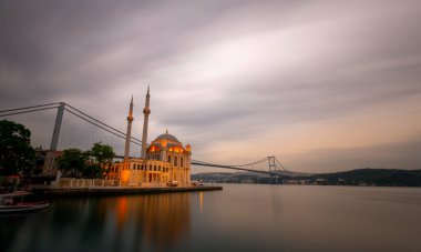 İstanbul. İstanbul 'da güneş doğarken Ortakoy Camii ile Boğaz Köprüsü' nün görüntüsü.