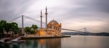 İstanbul. İstanbul 'da güneş doğarken Ortakoy Camii ile Boğaz Köprüsü' nün görüntüsü.