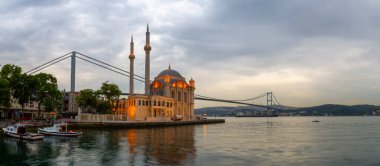 İstanbul. İstanbul 'da güneş doğarken Ortakoy Camii ile Boğaz Köprüsü' nün görüntüsü.