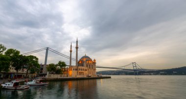 İstanbul. İstanbul 'da güneş doğarken Ortakoy Camii ile Boğaz Köprüsü' nün görüntüsü.