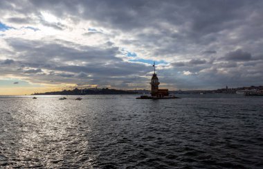 İstanbul, Türkiye 'nin sembolü Leander' s Tower olarak da bilinen ünlü Maiden 's Tower (Kiz Kulesi) ile Boğaz' ın üzerinde kızgın bir günbatımı. Duvar kağıdı veya rehber kitap için sahne yolculuğu arkaplanı